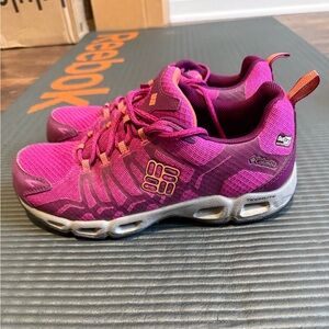 Columbia Fuchsia hiking shoes